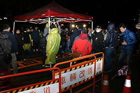 不滿警察拆雨棚 時力隔蛇籠簽委任狀向北檢提告