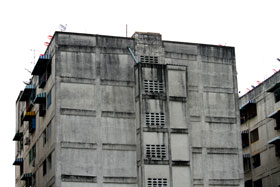 把房舍「切八塊」 打造黃金店面