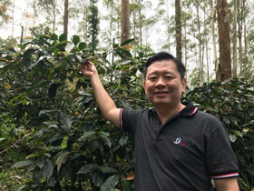 紡織業二代變農夫　習近平、安倍都喝過他的麝香貓咖啡