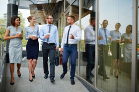 只因薪水多兩千 菜鳥被前輩惡整 前輩後來的際遇讓人感嘆