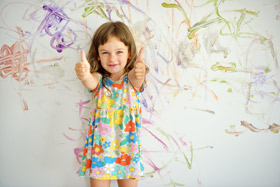 留心孩子的情緒需求，分辨他是想獲得讚美？或關注？