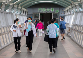 當救人與過勞陷入兩難...醫師爭納《勞基法》是求救訊號：誰來救我們的命？