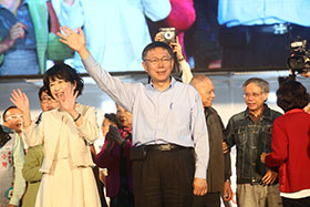 快訊／白色力量再發威  柯P擺脫藍綠夾殺連任成功