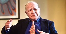 「感謝美國多數是白人」言論惹怒 麥嘉華離開3間公司董事會