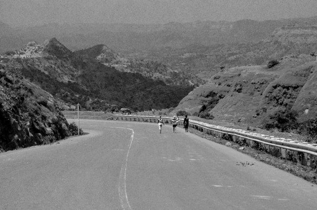 一張簽證，讓我被困在國境之間