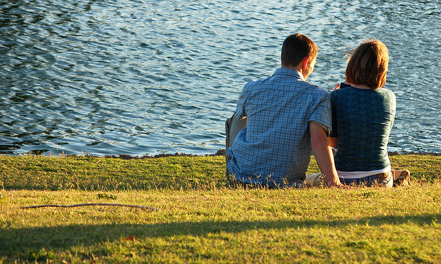 假交友、真詐財？