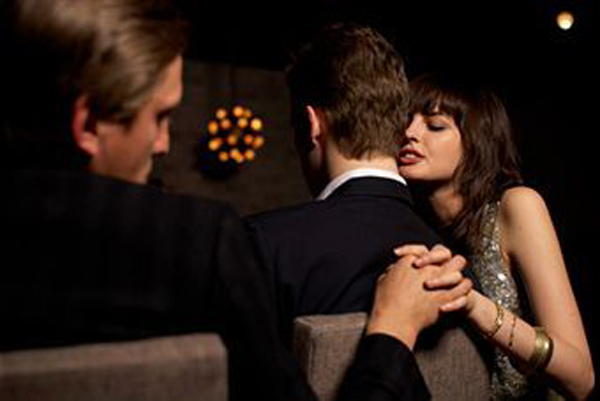 糟糠人妻花蝴蝶 周旋眾男玩劈腿