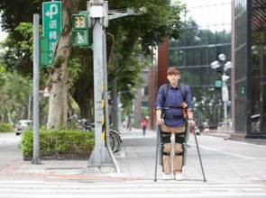 以色列鋼鐵人科技　助癱瘓傷友站立行走