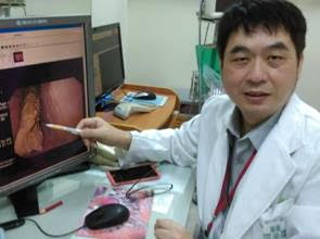 假牙阿嬤咀嚼不易 大口吃肉卡食道