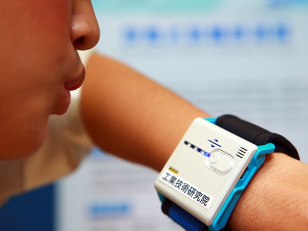 酒測手錶吹一口　酒測自己來