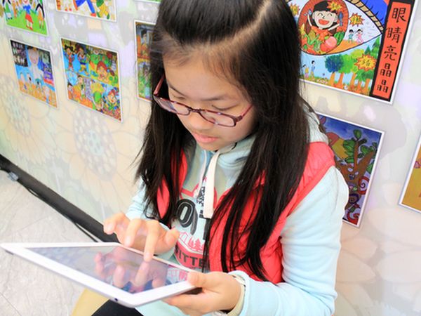 LINE不停　國小生視力變0.3