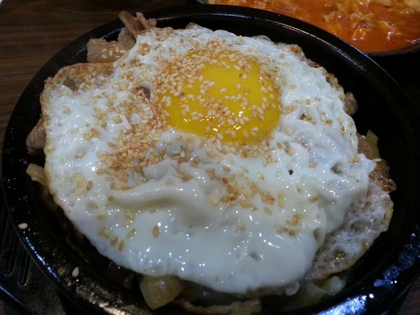 網路傳言　炒蛋加鹽產生有毒氯？