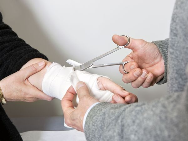 亂用坊間秘方敷藥　婦人傷口險壞死