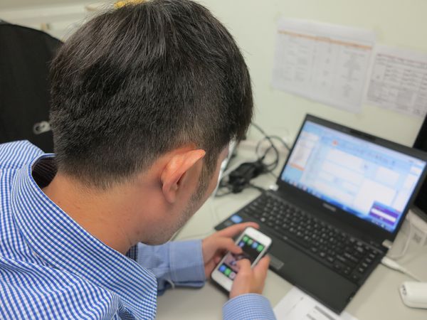 男大生日滑手機8小時　板機指上身