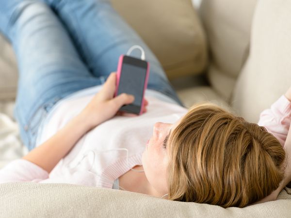  單眼看手機　小心出現暫時性失明