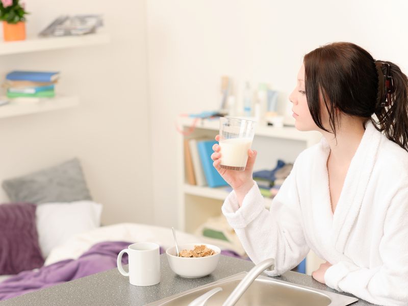 按穴道、喝牛奶　助你好眠