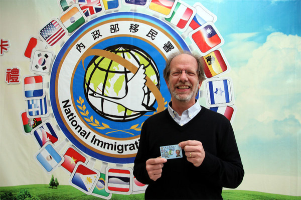 IWill線上語言學習推手  美籍語言博士衛友賢獲頒梅花卡