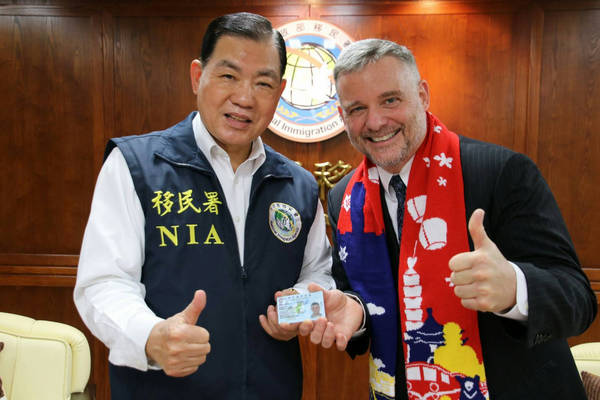  臺美交流貢獻卓著  前AIT首席武官羅瑞華獲頒梅花卡