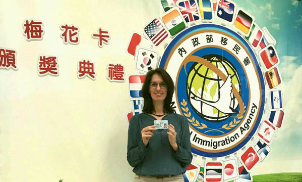 精通古文及梵語數學譯者 法國教師博佳佳獲梅花卡