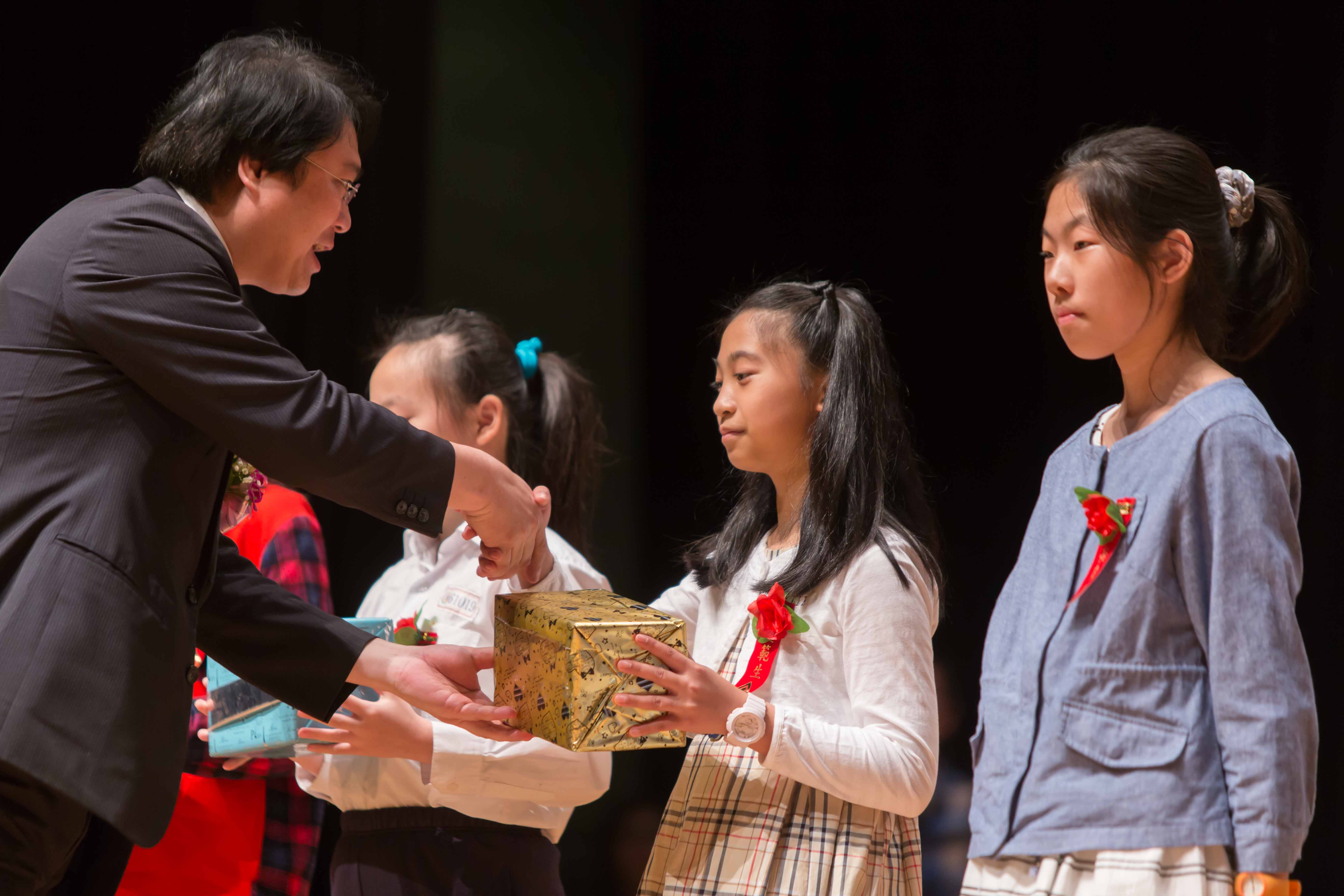 市長林右昌頒獎給全市模範兒童，鼓勵小朋友們發掘自我天賦