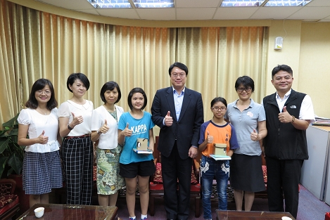 基隆市市長林右昌接見「2016總統教育獎」獲獎學生，期勉成為大家學習的楷模