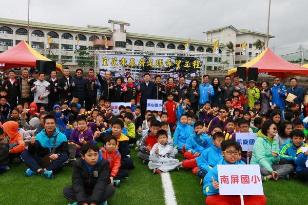 全國首座11人制人工草皮球場啟用 傅縣長受邀開球