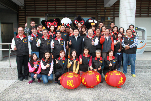 金雞報喜迎新春 傅縣長向縣府同仁拜早年