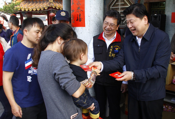 傅縣長大年初二發福袋 祝鄉親雞年行大運