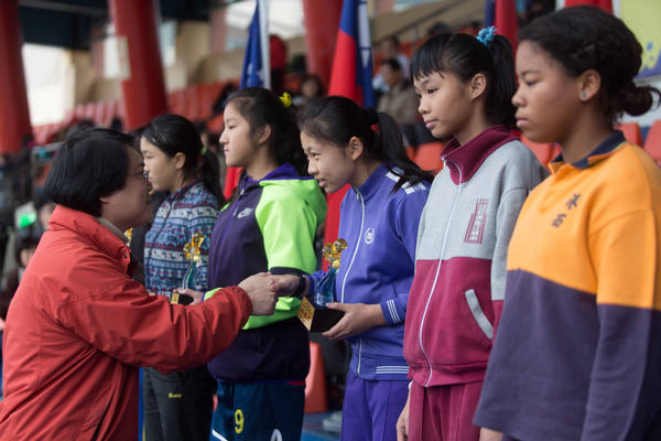 中小學聯合運動會圓滿落幕，林右昌市長親自到場頒獎，肯定選手們優異表現