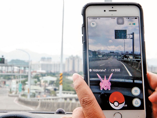 駕駛真危險！雪隧出口竟有寶可夢遊戲點