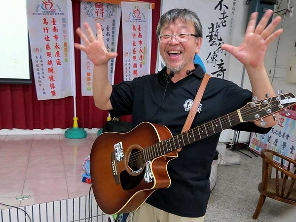 一個賣涼麵的神父 把一群七旬老人變Dancer