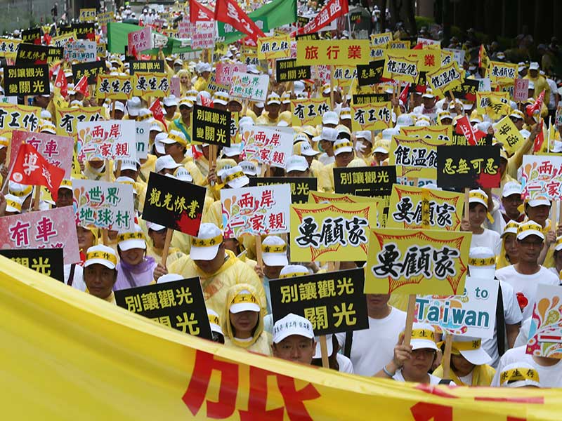 觀光業破天荒上街 吶喊「看不到明天」