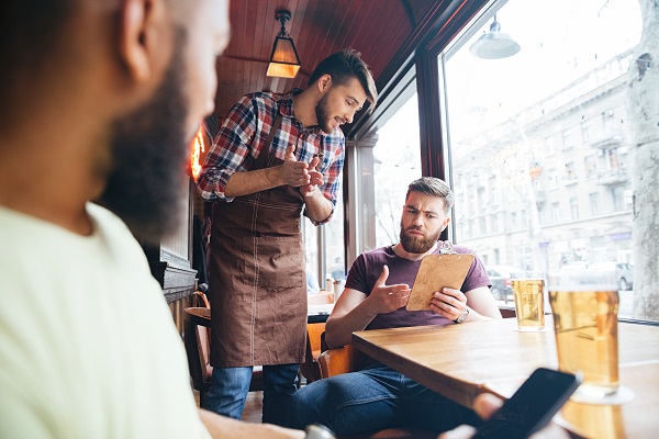 花錢就是大爺？服務員也是人生父母養的！
