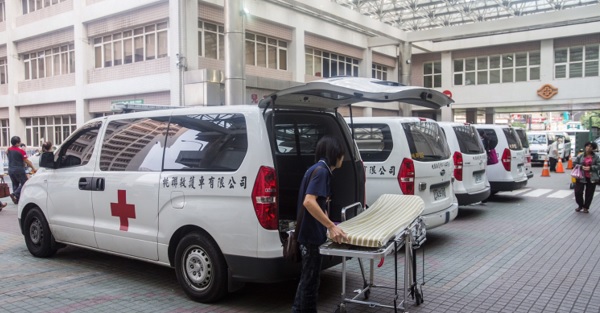 長庚「整頓」 骨科先倒急診搖搖欲墜 其他科挫咧等 各醫院樂得接手