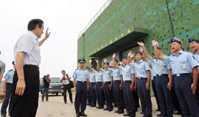 選票考量催生出募兵制大騙局 二○一五年 你的孩子還是要當兵？！