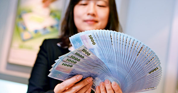 台幣狂升！旅遊換匯 ATM領比臨櫃更划算