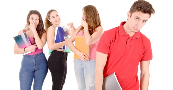 害怕成為邊緣人！？那些合群只是演出來的假象