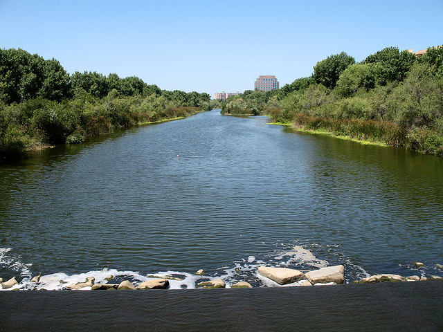 把創業中的阻礙當成河流裡的一顆小石頭
