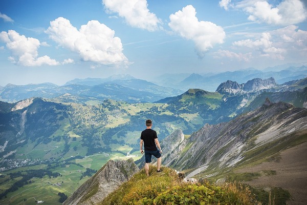崎嶇不平的山路，總會看到最美的日出 －失敗超過3次後，他的作品連周潤發都愛用