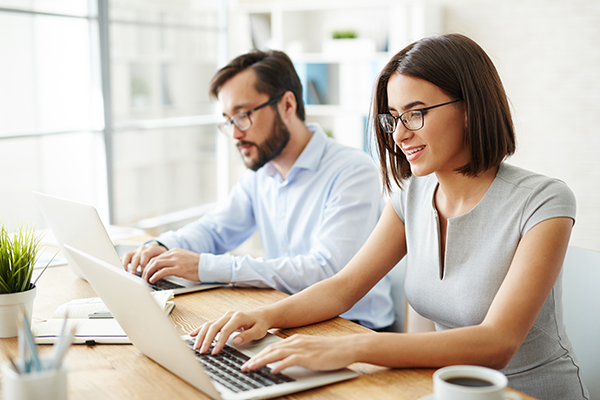 跟公司提離職，老闆要跟我拿之前簽的合約，否則不給離職，請問這是否合理？