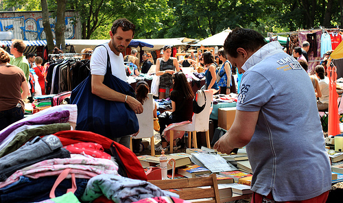 跳蚤市場，到底在教孩子珍惜，還是浪費？