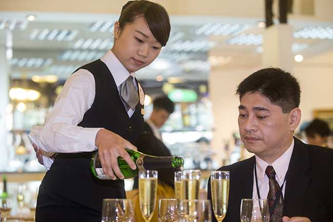 求職大趨勢》美酒+服務精神+英語力 侍酒師的生存之道