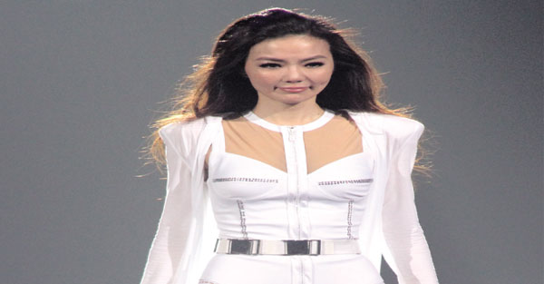 謝金燕：把悲傷 留給自己 