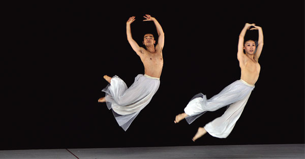 林懷民：雲門舞集人手一書，把文化厚度轉換成舞蹈張力