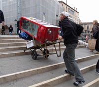  來吧，孩子，重物我們一起搬