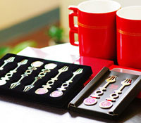 春到喜也到了，雙喜搭起妳倆愛情橋樑的囍到了水果叉