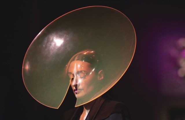 這真的是帽子嗎？賣夢想的設計師─菲利普．崔西(Philip Treacy)