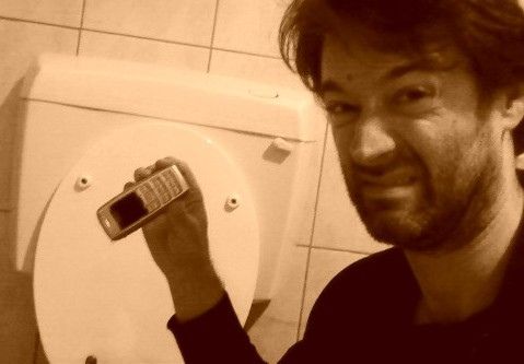 五分之一的人曾在馬桶掉過手機，是你嗎？