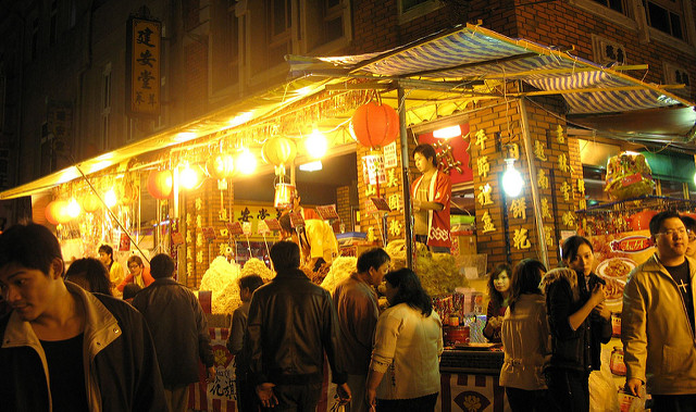 年關到！採買年貨、祝賀「年年有餘」英文怎麼說？