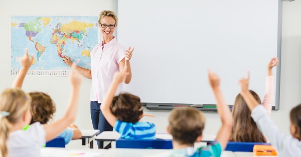 老師是孩子們遲來的父母親